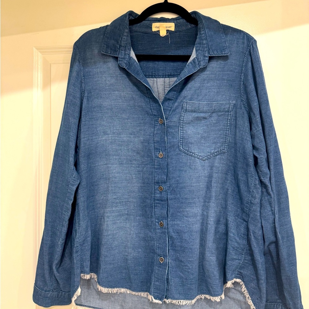 **Cloth & Stone Chambray Button-Up Shirt – Size Medium**